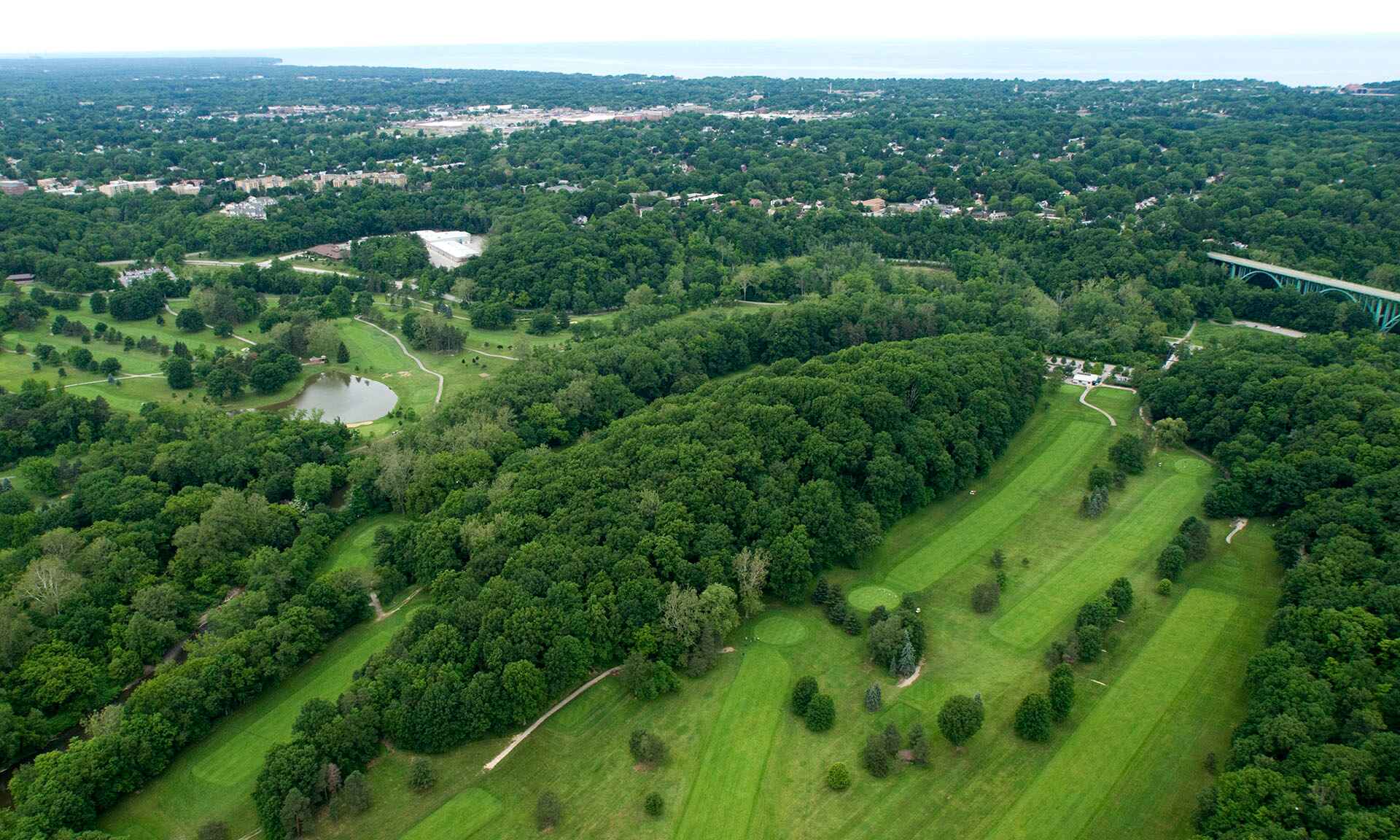 A bird's eye view of a golf course